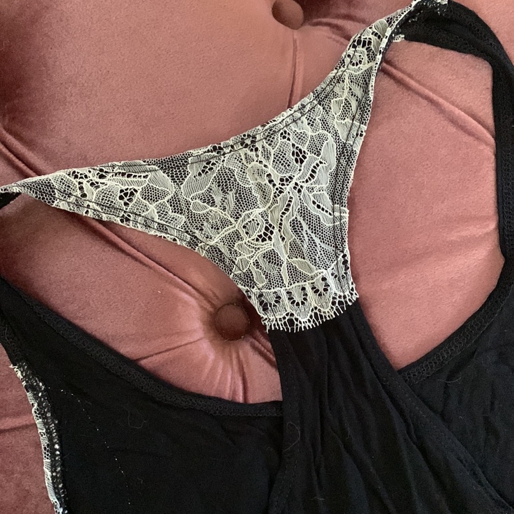 Guess Tank! Size Small! 🖤🤍 - Picture 4 of 4